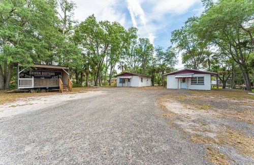 Chassahowitzka Cabin | Cozy Modern River Cabin #5 with Family-Friendly Amenities