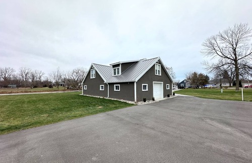 Bay City Apartment | Modern Riverbend Suites - 3BR