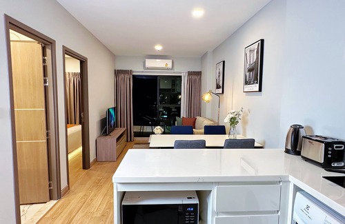 Chang Khlan Apartment | Modern Room with City Center Views in Chiang Mai
