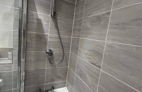 Bray on Thames Apartment | Modern Room & Bath in Maidenhead Near Heathrow Airport