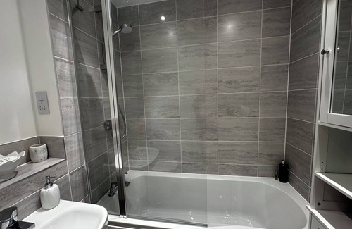 Bray on Thames Apartment | Modern Room & Bath in Maidenhead Near Heathrow Airport