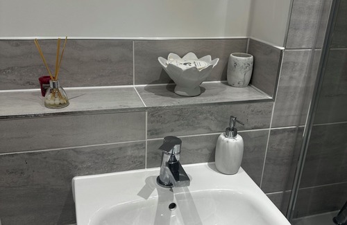 Bray on Thames Apartment | Modern Room & Bath in Maidenhead Near Heathrow Airport