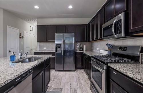 Round Rock House | Modern Round Rock Retreat Near Kalahari Resort & Breakfast
