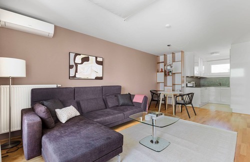Funfhaus Apartment | Modern Rudolfsheim-Fünfhaus 1BR w/Elevator, by Bluwground