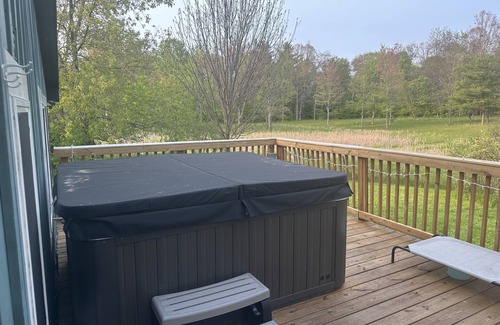 Etna House | Inviting 2BR Country Retreat with Hot Tub and Fire Pit