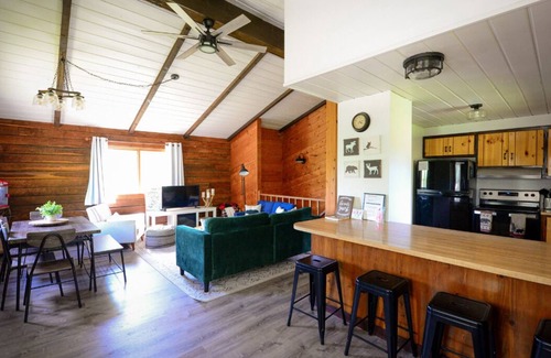 Hinckley Cabin | Rustic Cabin Retreat with Hot Tub near St. Croix State Park