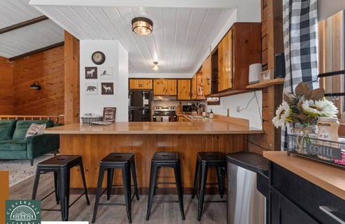 Hinckley Cabin | Rustic Cabin Retreat with Hot Tub near St. Croix State Park