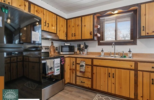Hinckley Cabin | Rustic Cabin Retreat with Hot Tub near St. Croix State Park