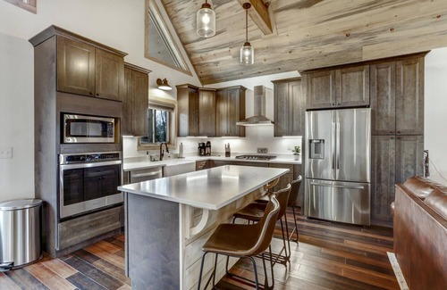 Walnut Mountain Cabin | Discover a Rustic Retreat: Farmhouse Cabin with Pool