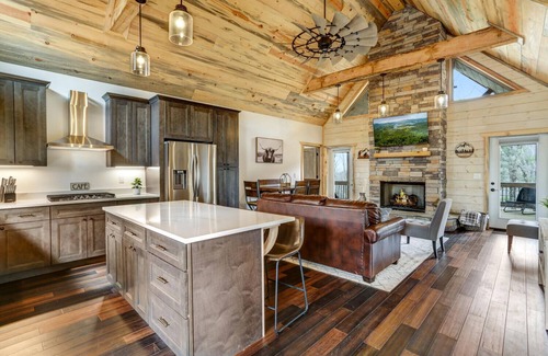Walnut Mountain Cabin | Discover a Rustic Retreat: Farmhouse Cabin with Pool