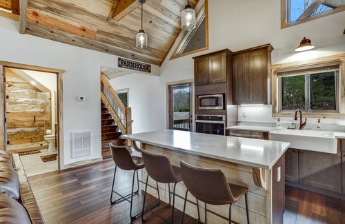 Walnut Mountain Cabin | Discover a Rustic Retreat: Farmhouse Cabin with Pool