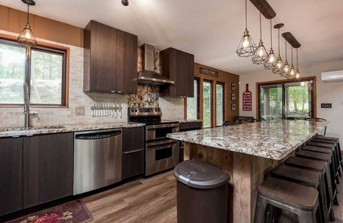 Bushkill Cabin | Modern Rustic Lodge! 2 min. walk to Ski Slopes, 6TVs, Linens, WiFi, A/C, Firepit