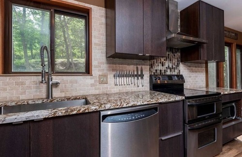Bushkill Cabin | Modern Rustic Lodge! 2 min. walk to Ski Slopes, 6TVs, Linens, WiFi, A/C, Firepit