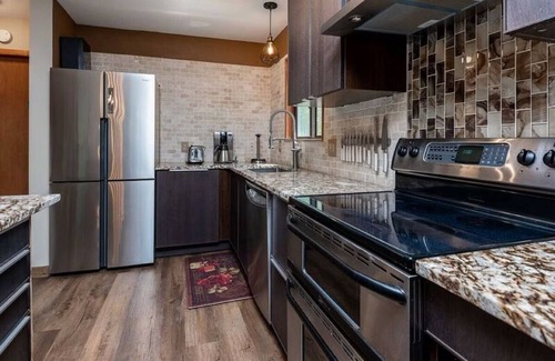 Bushkill Cabin | Modern Rustic Lodge! 2 min. walk to Ski Slopes, 6TVs, Linens, WiFi, A/C, Firepit