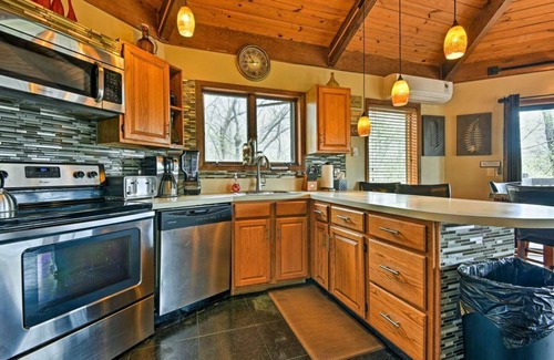 Bushkill Cabin | Cozy Mountain Retreat with Pool Table & Lake Views