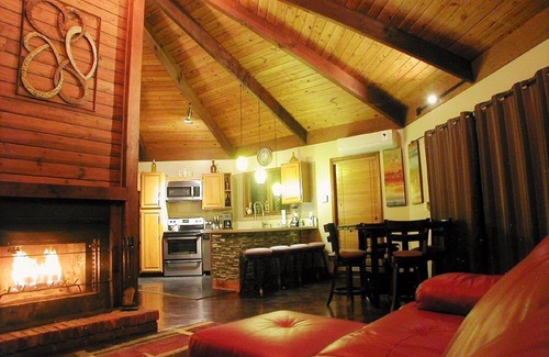 Bushkill Cabin | Cozy Mountain Retreat with Pool Table & Lake Views