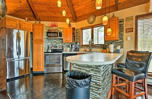 Bushkill Cabin | Cozy Mountain Retreat with Pool Table & Lake Views