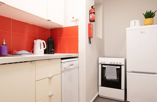 Tower Road Apartment | Modern Seafront 3-Bedroom Retreat with Ocean View Yard