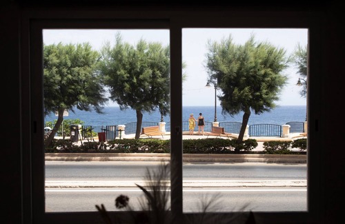 Tower Road Apartment | Modern Seafront 3-Bedroom Retreat with Ocean View Yard