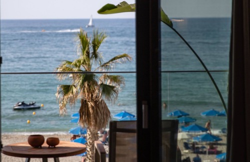 Atsipópoulon Apartment | Trendy SeaView Studio with Pool and Oceanfront Access