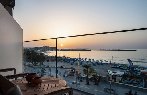 Atsipópoulon Apartment | Trendy SeaView Studio with Pool and Oceanfront Access