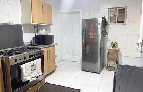 Ofin House | Stylish Semi-Detached House with Spa and Hot Tub