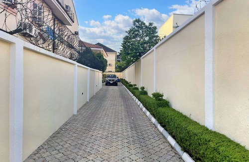 Ofin House | Stylish Semi-Detached House with Spa and Hot Tub