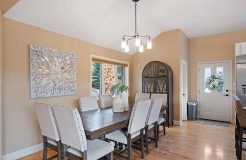 Post Falls House | Waterfront Escape: Modern Shoreline on Spokane River