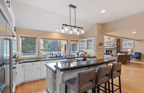 Post Falls House | Waterfront Escape: Modern Shoreline on Spokane River