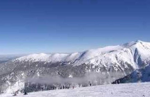 Kvartal Noviya Grad Apartment | Modern Ski Apartment with Indoor Pool & Family Amenities