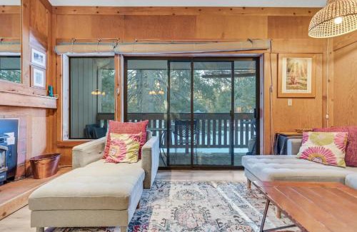 Bear Valley Apartment | Top-Rated Modern Condo with Child-Friendly Amenities