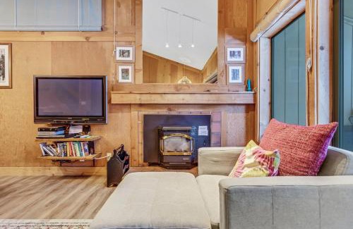 Bear Valley Apartment | Top-Rated Modern Condo with Child-Friendly Amenities