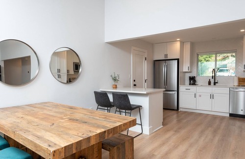 Austin House | Modern South Austin Retreat with Spa & Hot Tub Access