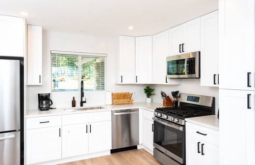 Austin House | Modern South Austin Retreat with Spa & Hot Tub Access