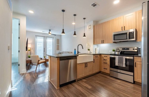 Hancock Apartment | Modern Space near UT King Bed