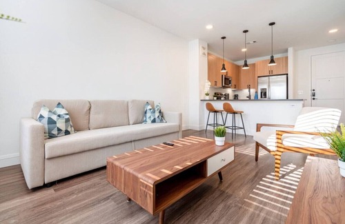 Hancock Apartment | Modern Space near UT King Bed