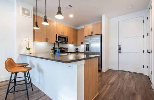 Hancock Apartment | Modern Space near UT King Bed