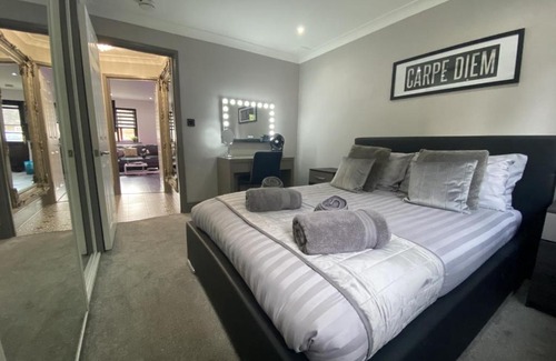 Markhouse Apartment | Stylish 1 Bed Apartment with Free Parking in Trendy London