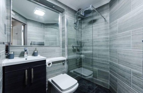 Markhouse Apartment | Stylish 1 Bed Apartment with Free Parking in Trendy London