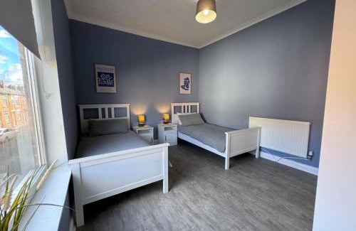 Leigh Apartment | Modern 2 Bedroom House in Leigh - Family Friendly Retreat
