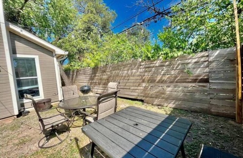 Windsor Park House | Modern 2Bd Townhome with Spa & Hot Tub Near Downtown