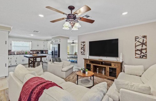 Prien House | Modern 4 Bedroom Home with Pet & Child-Friendly Amenities