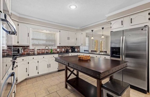 Prien House | Modern 4 Bedroom Home with Pet & Child-Friendly Amenities
