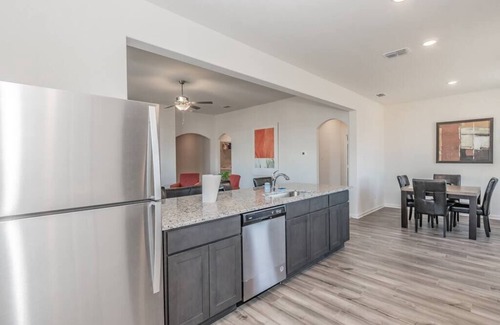 Seagoville House | Modern 4BR Retreat for Families & Groups - Guest Rated 10/10