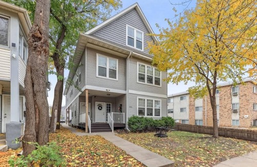 Lyn-Lake House | Modern Spacious 5 Bed 4 Bath Home Near Downtown