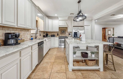 Lake Charles House | Modern 3 Bedroom Home with Family and Pet-Friendly Amenities