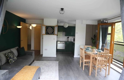 Bensham Manor Apartment | Modern Child-Friendly Apartment for Your Next Getaway