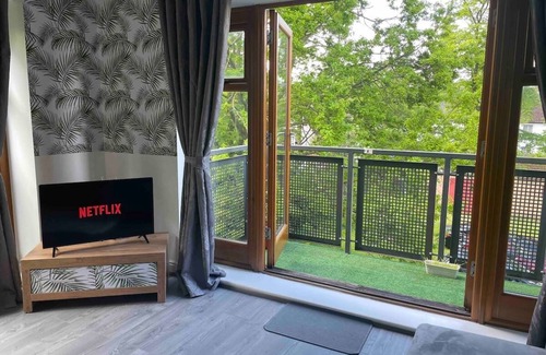 Bensham Manor Apartment | Modern Child-Friendly Apartment for Your Next Getaway