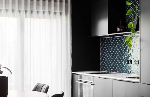 Launceston CBD Apartment | Prime CBD Apartment with Spa & City Park Views - 9.8 Rated