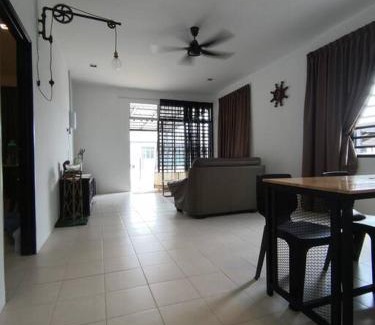 Gambang House | Modern Gambang UMP 18 Guest House - Family Friendly Retreat